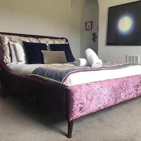 Riverside Retreat Sleeps 7 Holiday home