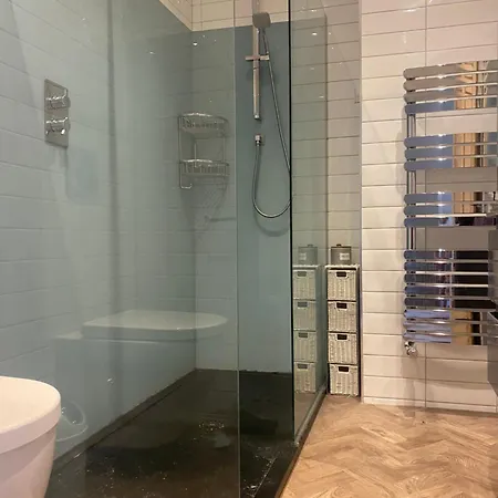 بيت للعطل Riverside Retreat Sleeps 7 *