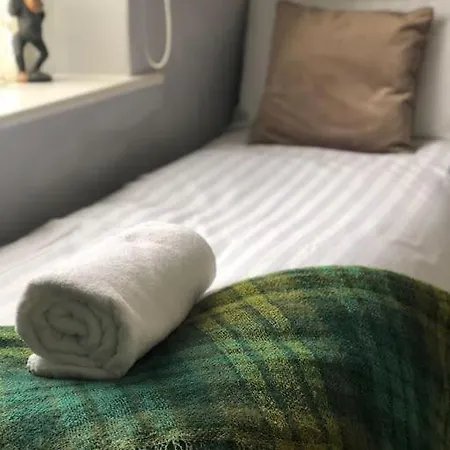 펜션 Riverside Retreat Sleeps 7 *