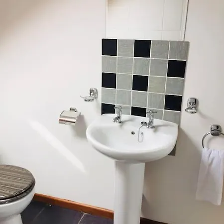 Riverside Retreat Sleeps 7 度假居 *