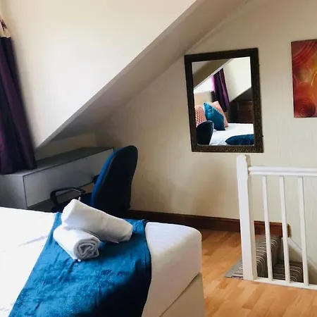 펜션 Riverside Retreat Sleeps 7 *