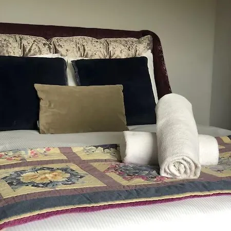 Riverside Retreat Sleeps 7 بيت للعطل