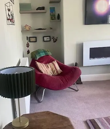 Riverside Retreat Sleeps 7 펜션 *