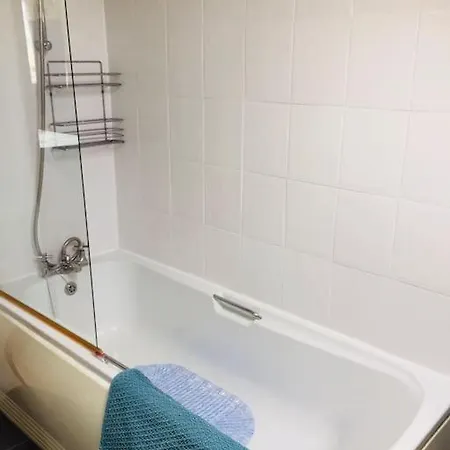 Riverside Retreat Sleeps 7 度假居