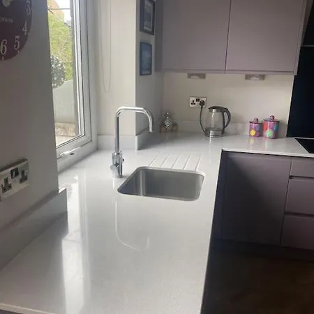 بيت للعطل Riverside Retreat Sleeps 7