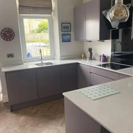 بيت للعطل Riverside Retreat Sleeps 7 *