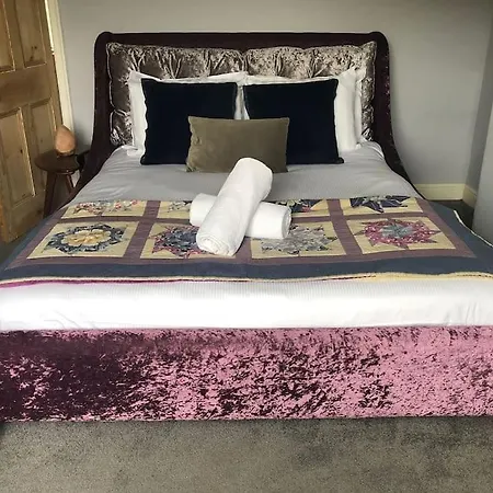 Riverside Retreat Sleeps 7 Holiday home