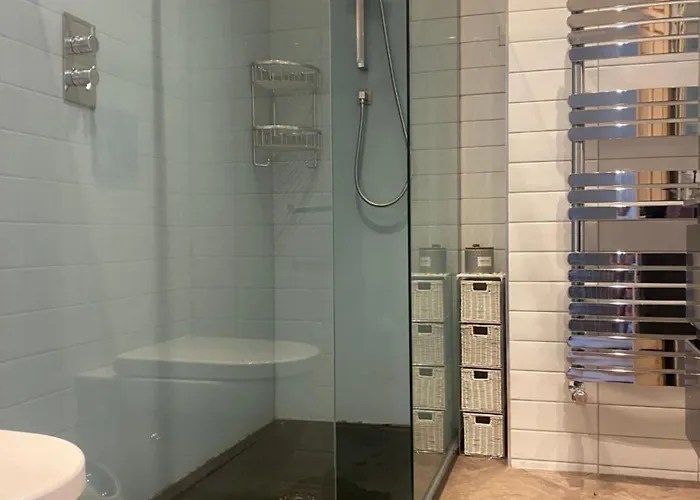 بيت للعطل Riverside Retreat Sleeps 7 *