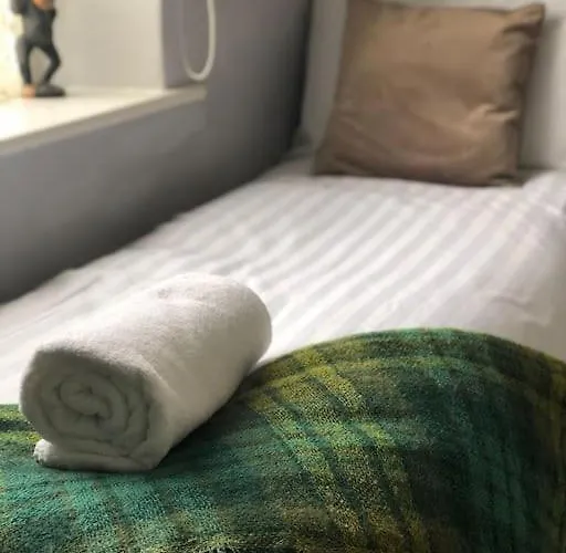 بيت للعطل Riverside Retreat Sleeps 7 *