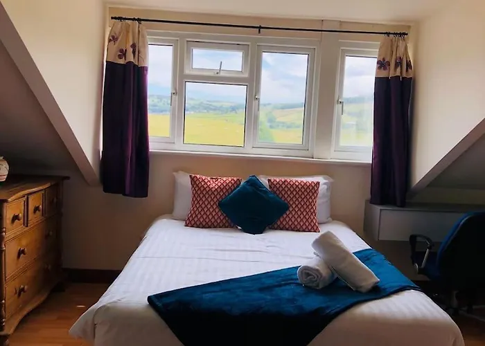 Riverside Retreat Sleeps 7 *