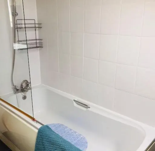 Riverside Retreat Sleeps 7 بيت للعطل