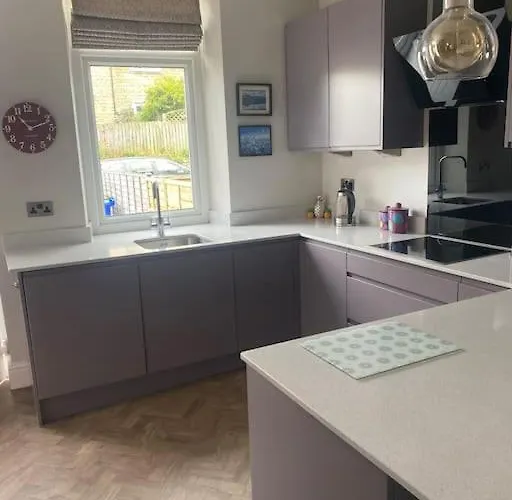 بيت للعطل Riverside Retreat Sleeps 7 *