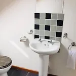 Riverside Retreat Sleeps 7 펜션 *
