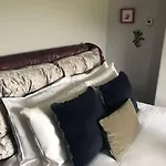 Riverside Retreat Sleeps 7 펜션 *