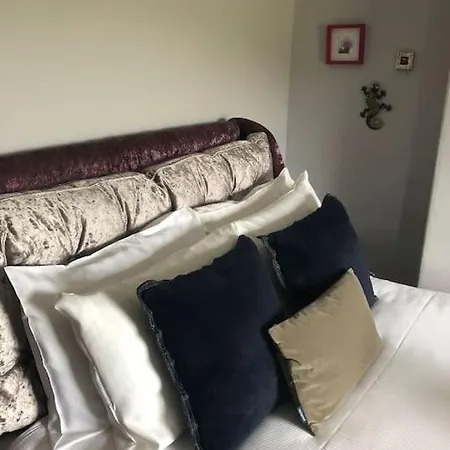 Riverside Retreat Sleeps 7 Feriehus *